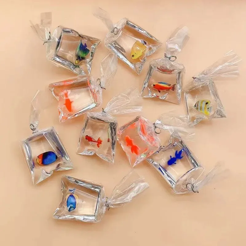 10 piezas de dijes de resina de coral en bolsa, pequeños dijes transparentes de peces en bolsa de agua, colgantes de joyería, material DIY hecho a mano