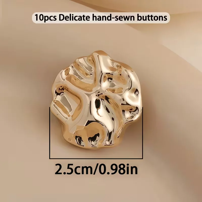 Ein Set mit 10 einzigartigen goldenen Knöpfen in den Größen 18 mm, 23 mm und 25 mm, geeignet für die Verwendung in der Bekleidungsindustrie, für Dekorationen und für Bastelprojekte. – Detail 1
