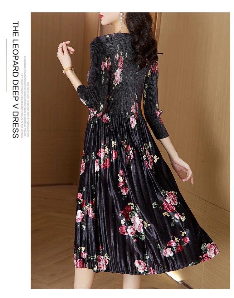 Pleated Dress 2023 Autumn/Winter New Black Gold Velvet Flower Print V-Neck Large Loose and Slim Magic Dress Robe