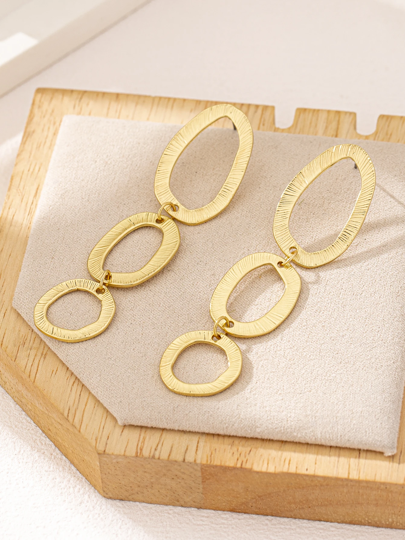 1 Pair of Simple Elegant and Versatile Retro Fashion Geometric Long Earrings