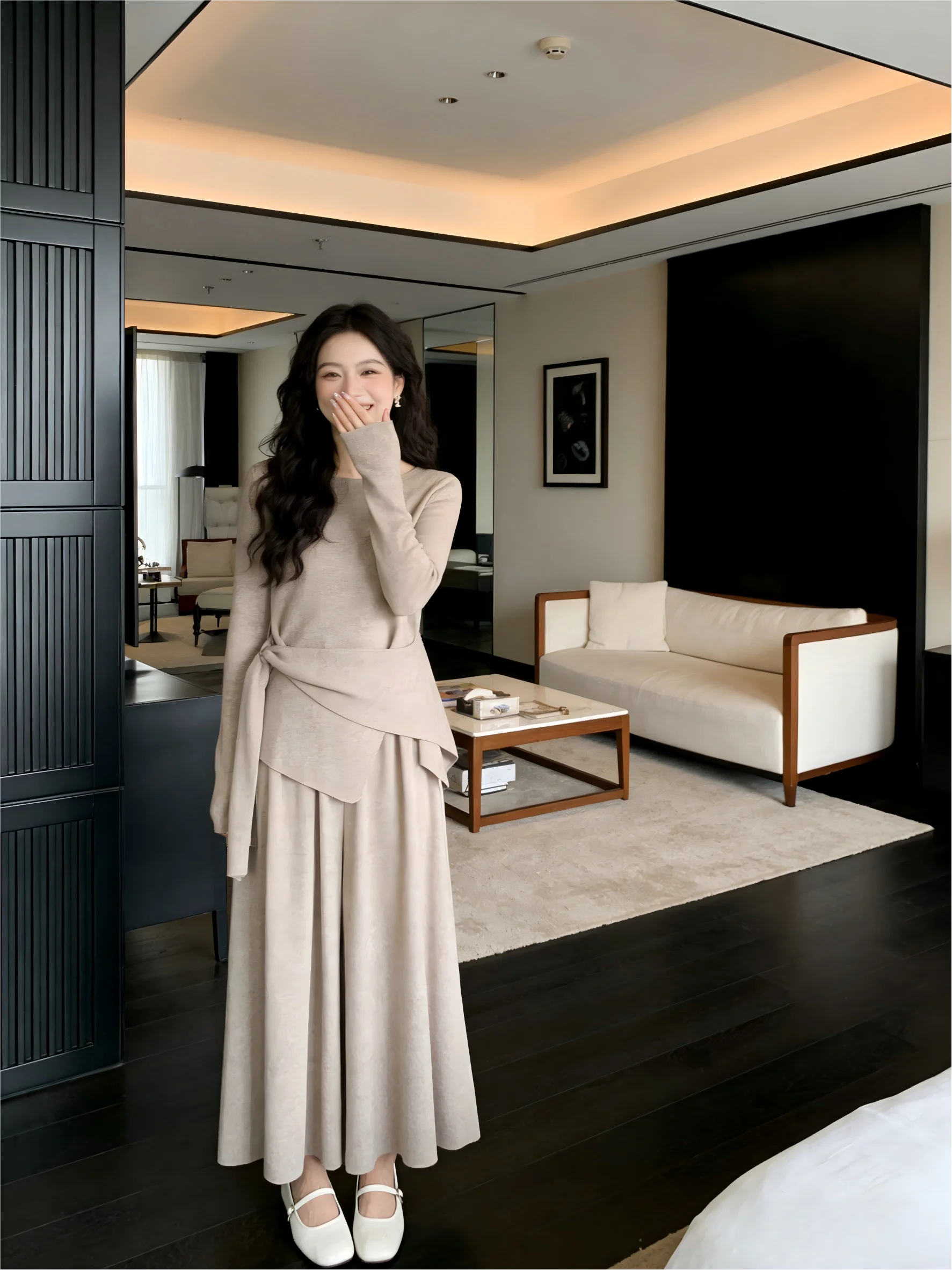 

Комплект из двух предметов: вязаный свитер и брюки с асимметричным дизайном для скрытия недостатков фигуры, свободный крой, весенний вариант