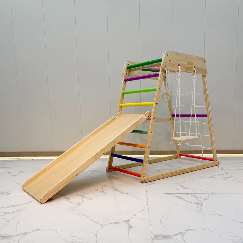 

Деревянный игровой комплекс-лазалка: треугольная рама, лестница и горка для небольшой домашней игровой площадки