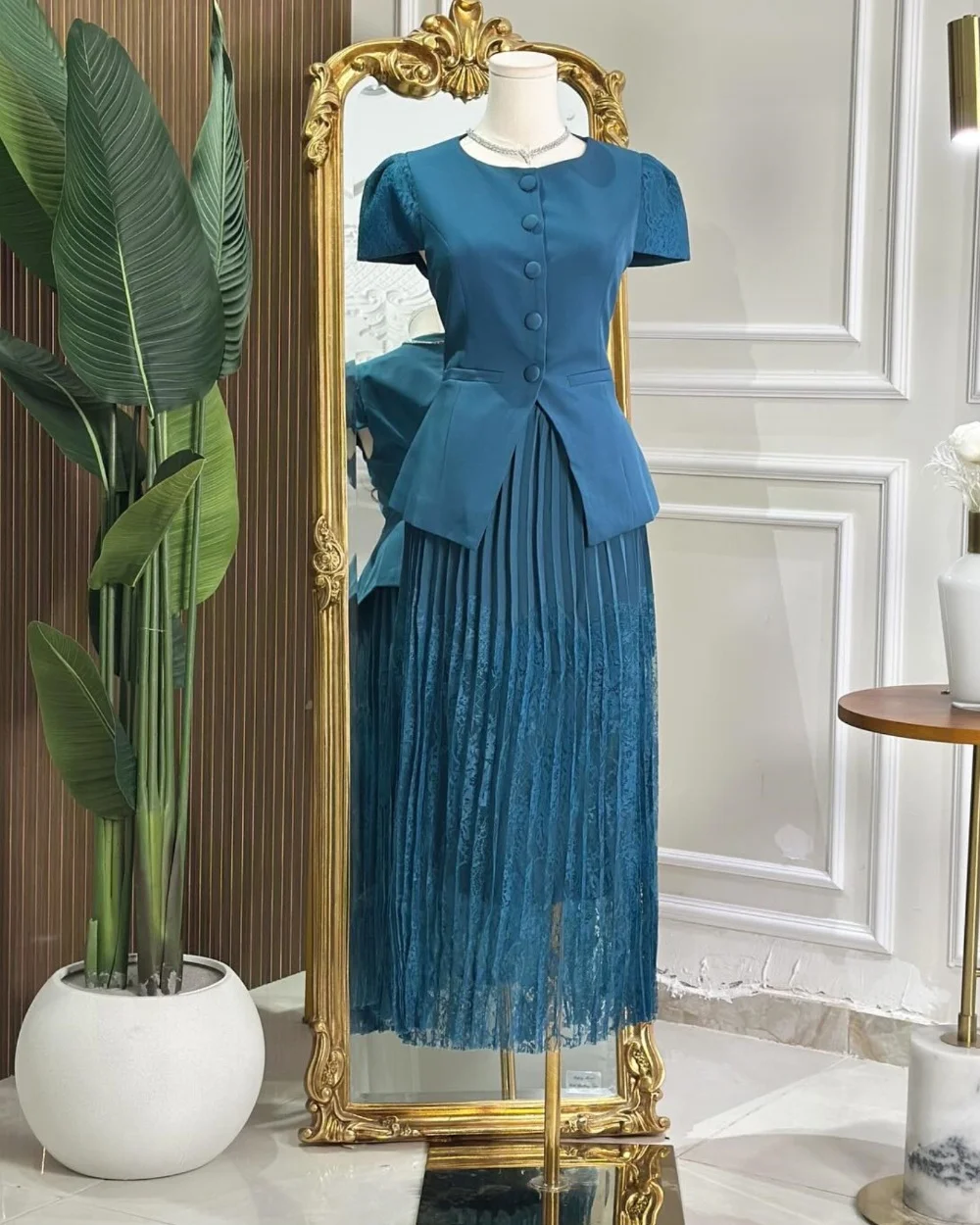 

Индивидуальные унисекс-платья из джерси с плиссировкой, на пуговицах, А-силуэта, с вырезом-лодочкой, длинные, на заказ, для особых случаев и вечеринок, классические, изысканные