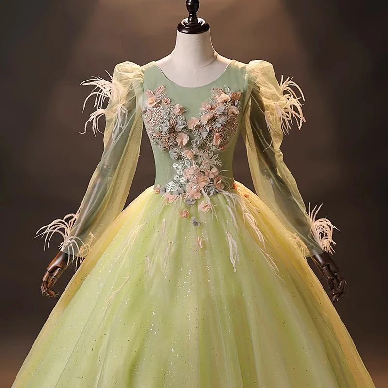 Abito Quinceanera verde chiaro di lusso con piume maniche lunghe in rilievo 3D fiore Applique principessa lunghezza del pavimento abito da ballo formale