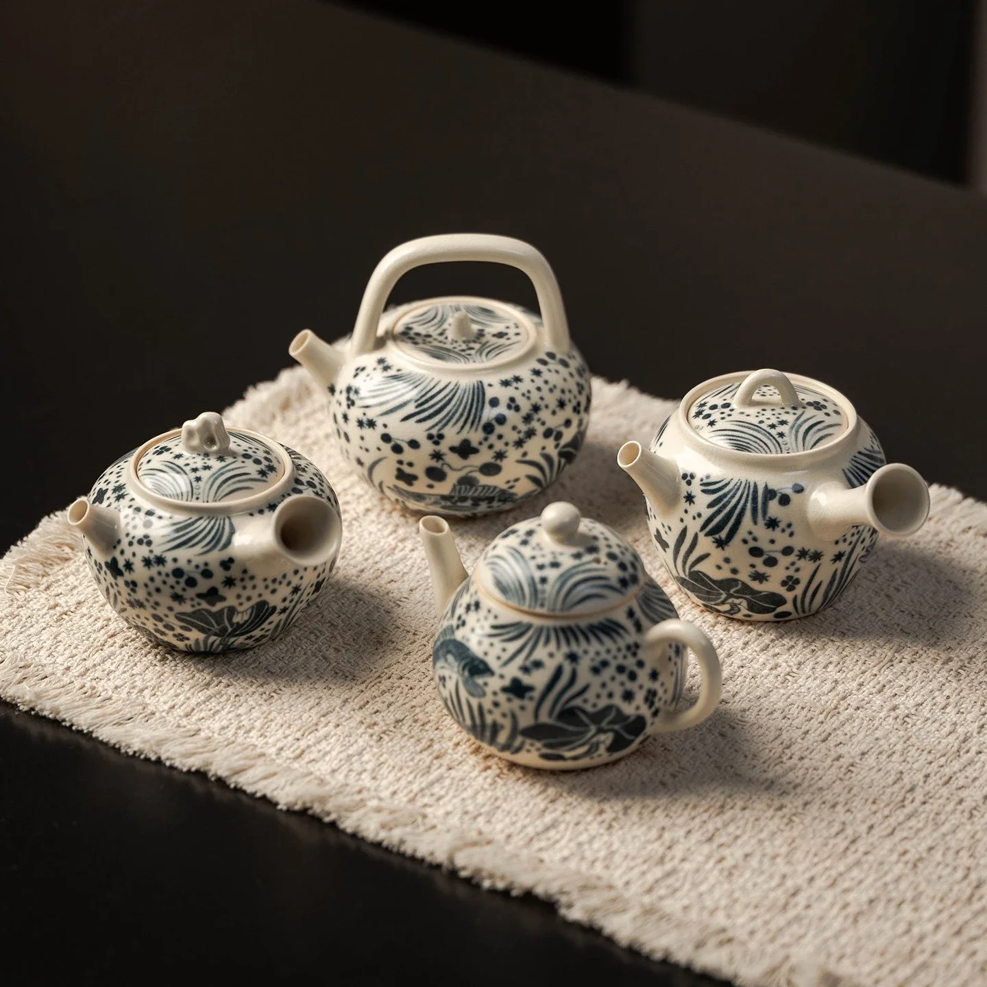 1PC Soda Glazed Ceramic Teapot Blue and White Fish Algae Pattern Bubble Teapot Ball Hole Filter Beam Pot Chinese Kung Fu Tea Set