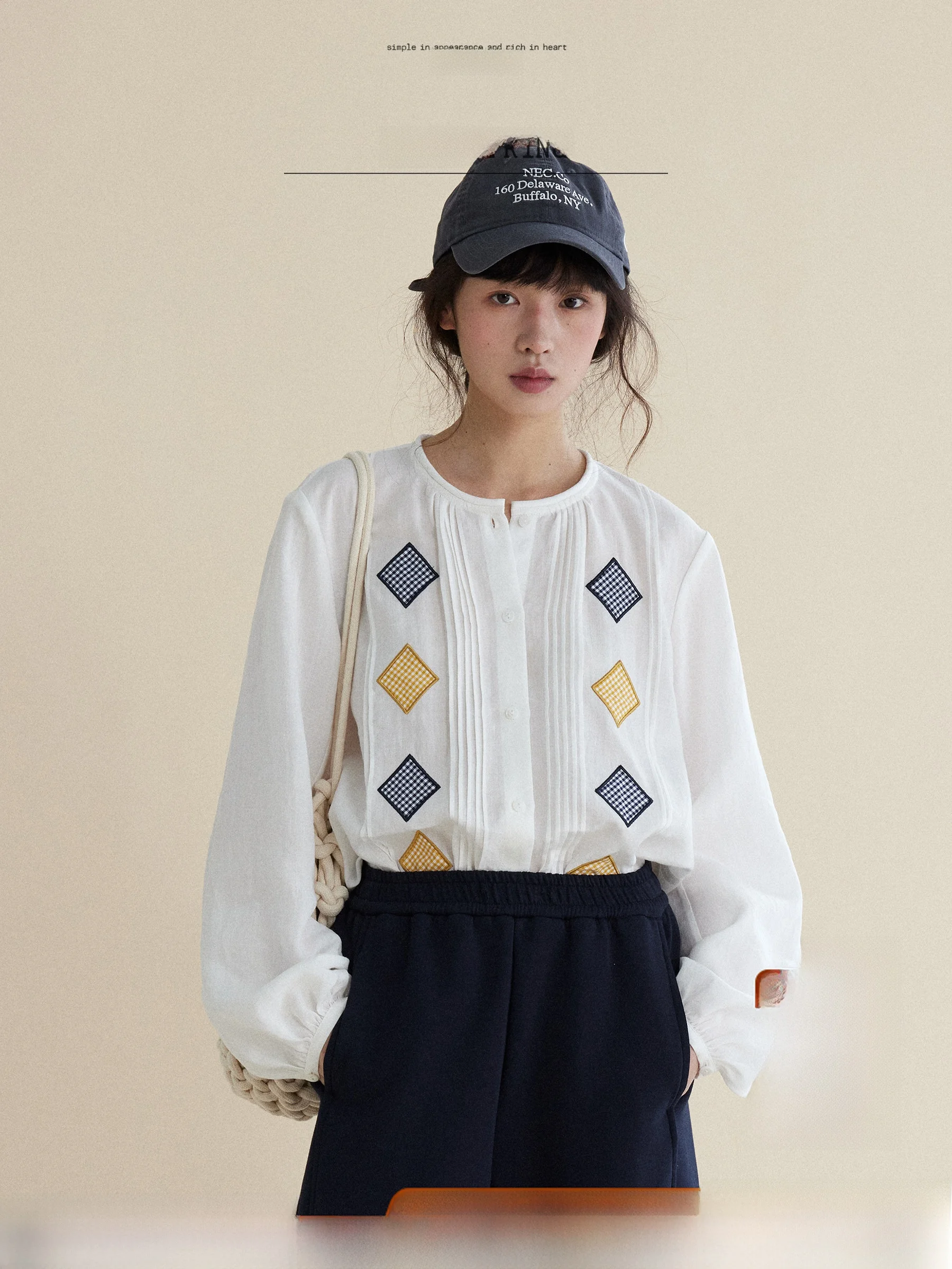 

Белая женская свободная блузка из льняной смеси с пэчворком в стиле французского кантри, однотонная, с круглым вырезом и длинными рукавами