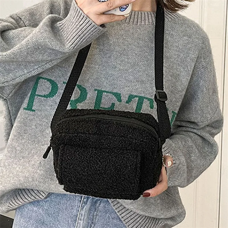 Bolsa crossbody de tecido felpudo para mulheres, bolsas de grife femininas, lã de cordeiro, pele fofa, moda inverno, pequena, nova, 2022, 2024