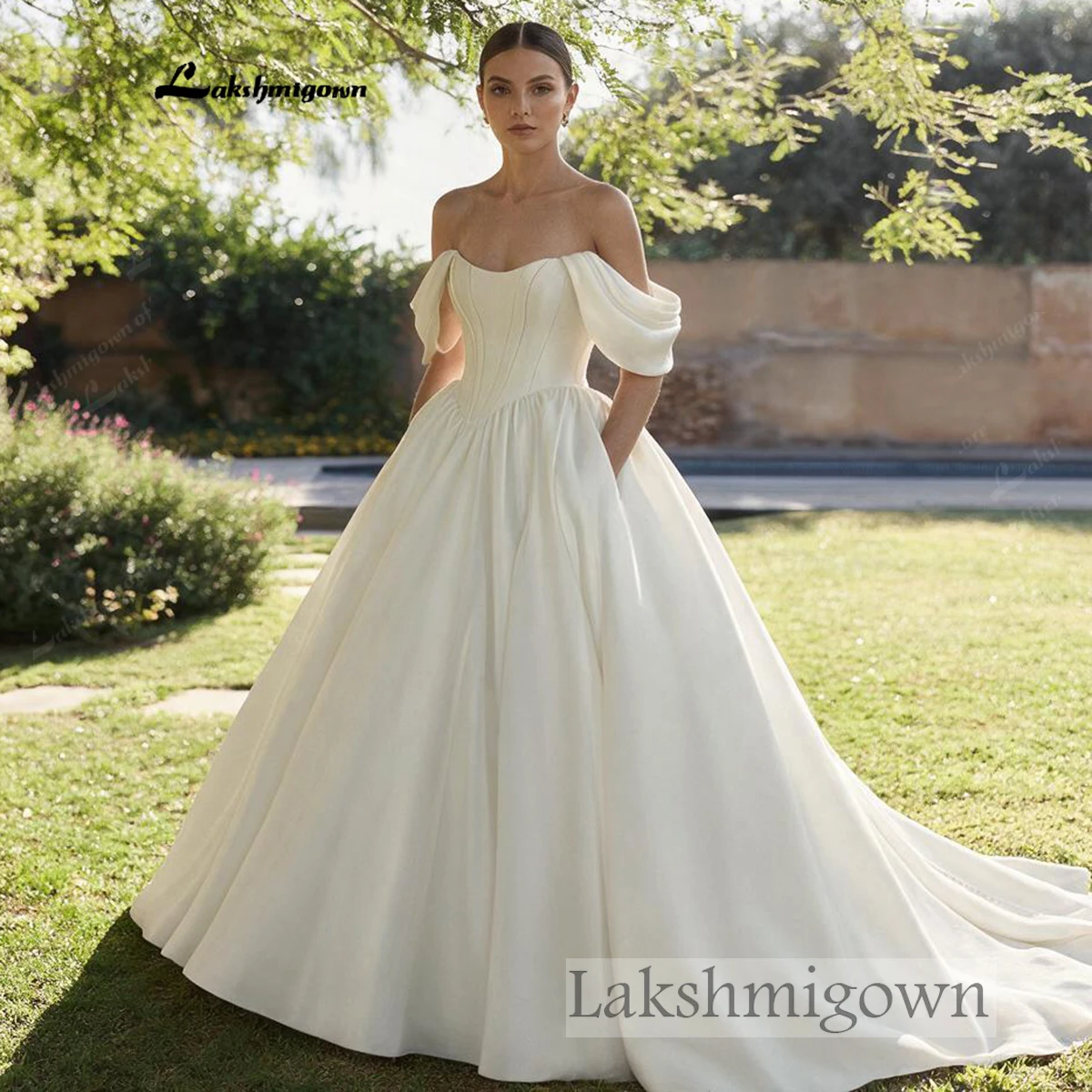 Lakshmigown Schulterfreies Mikado-Satin-Ballkleid, Hochzeitskleid mit Korsettoberteil, Taschen und Knöpfen, Brautkleid mit Schleppe – Detail 5