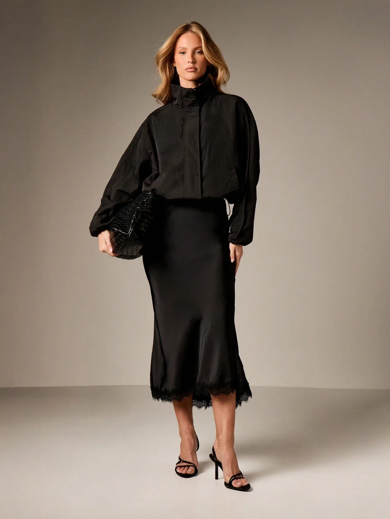 

Платье миди с воротником-халтер и кружевной отделкой для вечерних мероприятий