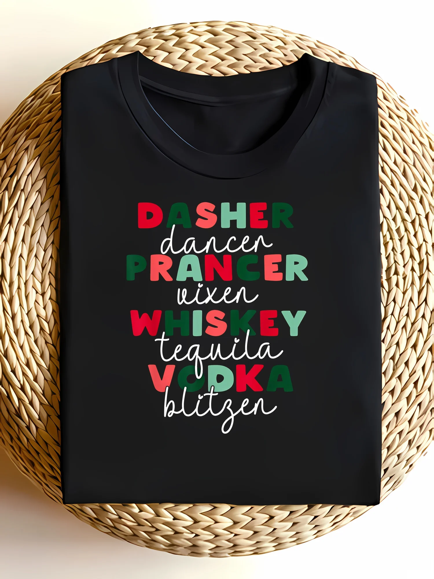 Camiseta Gráfica Divertida con Renos Navideños y Nombres de Bebidas Alcohólicas, Camisa Festiva Informal para Fiestas y Reuniones Navideñas