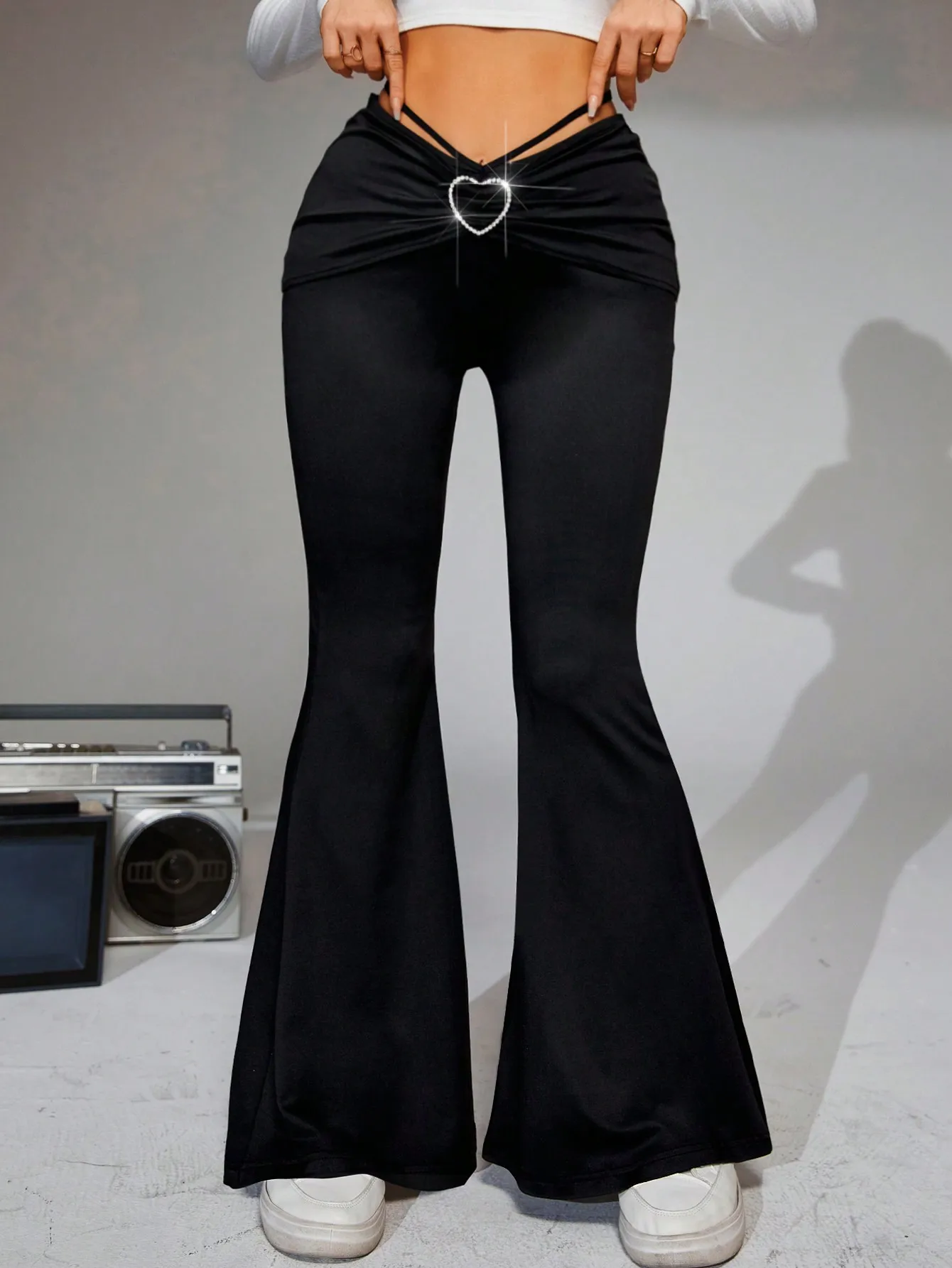 

Брюки-клеш с завязками сзади и декором в виде черных сердец, с высокой талией