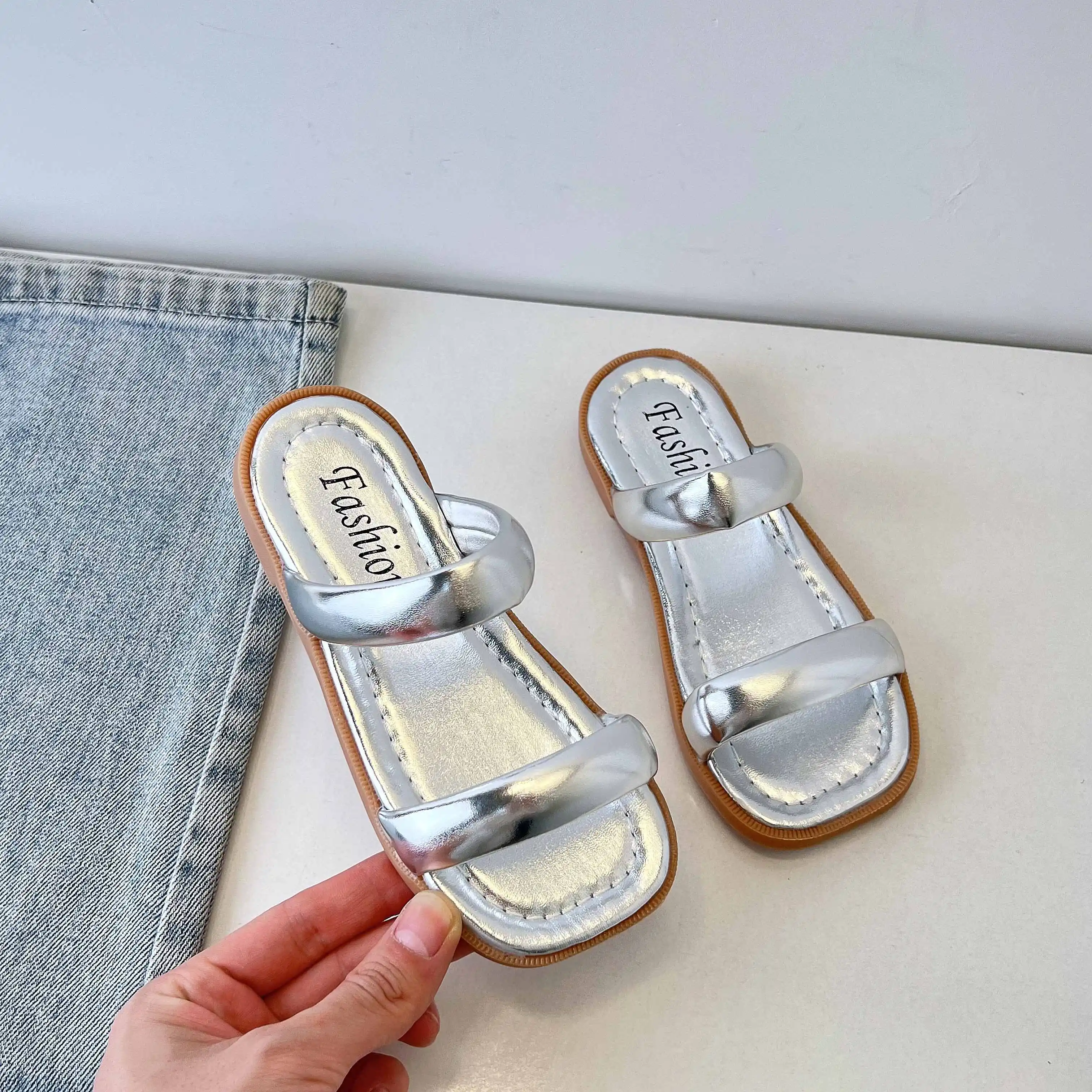 

2025 г., модная обувь для девочек, новые летние детские тапочки, сандалии для девочек на мягкой подошве, нескользящая детская пляжная обувь, темпераментная женская обувь