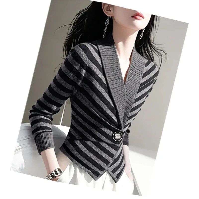 سترة نسائية جميلة مشهورة لهذا العام 2025 شتاء جديد مزاجه كسول خطوط عالية الإحساس مع سترات الموضة