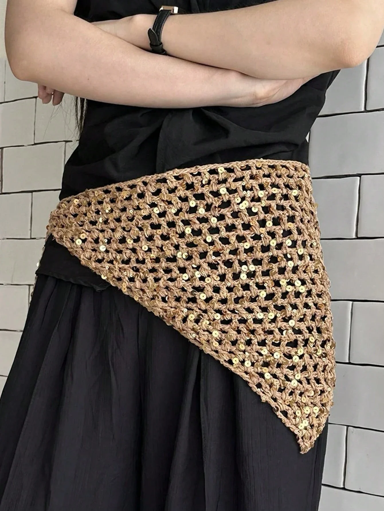 

Сексуальный женский треугольный шарф с пайетками, универсальная повязка на голову, подходит для уличного стиля, бохо, ретро, моды, дезерта, Y2K, стритстайла.