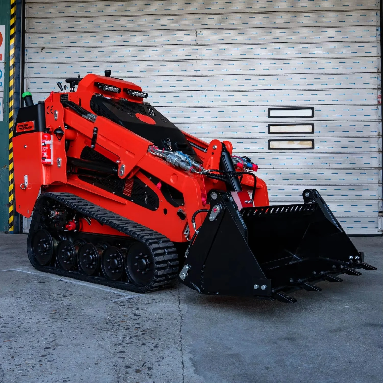 جرافة انزلاقية مخصصة مع شفرة إزالة الثلج وفرشاة الاعشاب، محمل مدمج متعدد الوظائف للمزرعة والحديقة والطرق