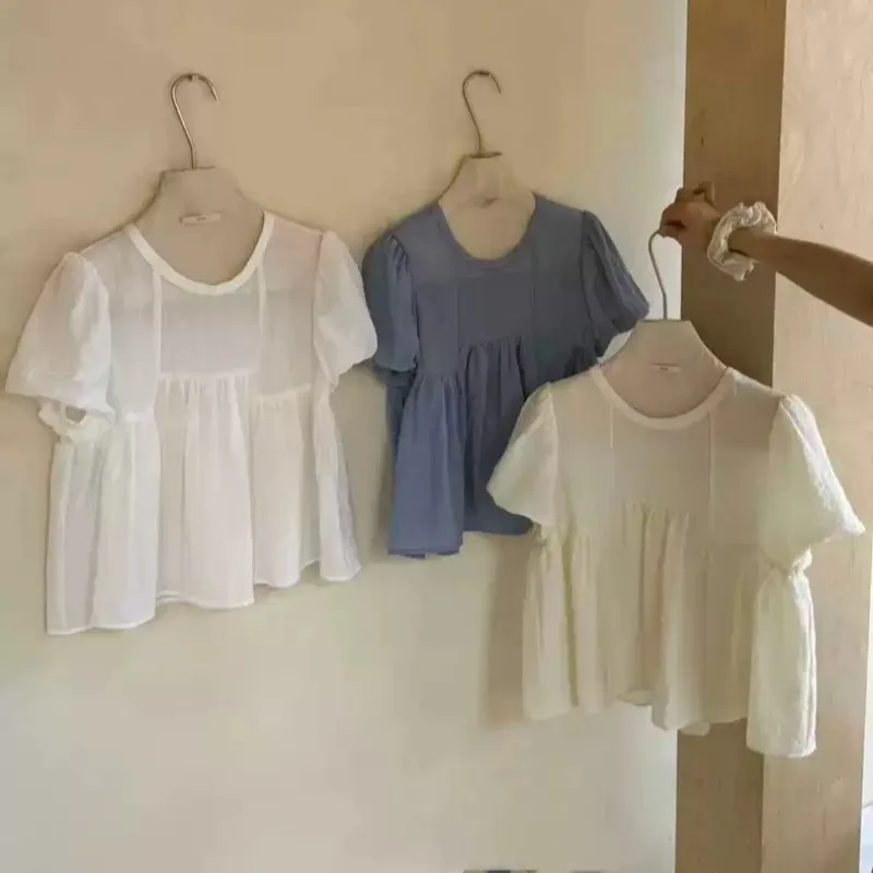 2025年夏向け、甘く若々しい印象の女性用ゆったりバブルスリーブ、ラウンドネック、オーバーサイズ丈、シフォン素材のトップス。通勤にも使える、ピュアカラー。