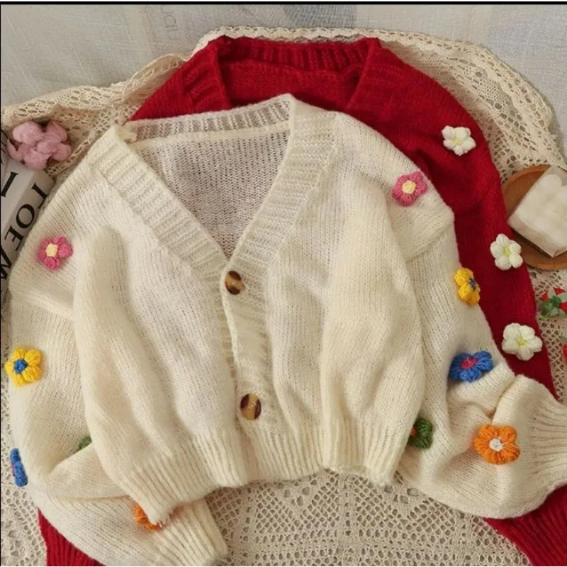

Новый женский кардиган с низким воротником и длинными рукавами с милым трехмерным цветочным стилем, короткий вязаный свитер на двух пуговицах
