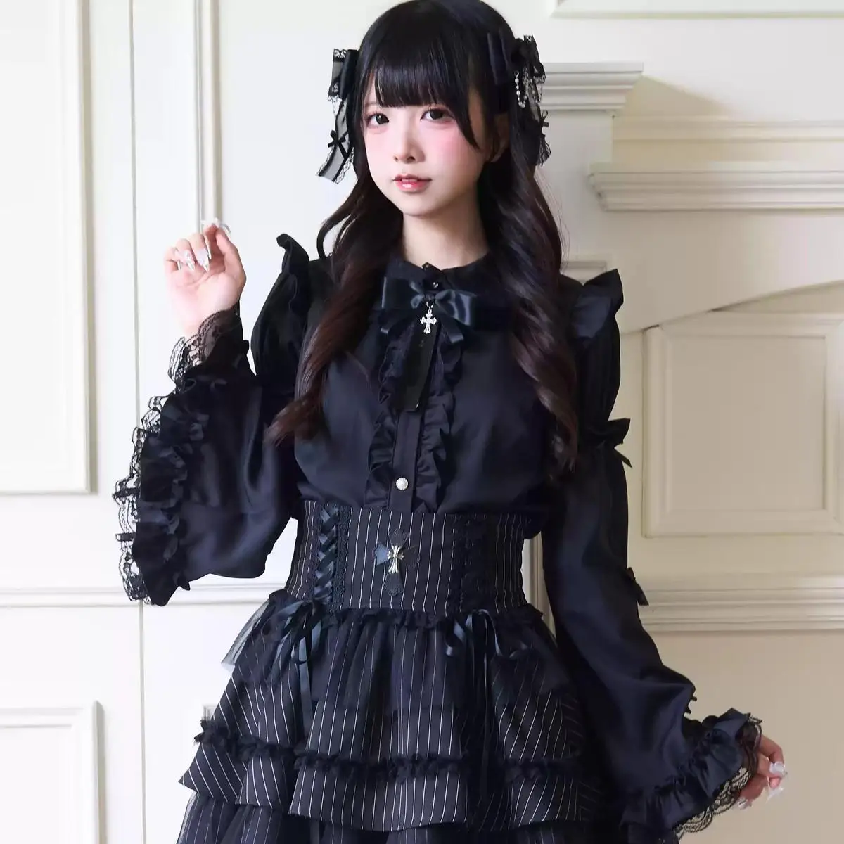 Image of Jirai Kei Kawaii Style Gothic Lolita Japanischer Stil Prinzessinnen-Ärmel Schleifen-Spitzenbluse Dunkles Set Schwarzer Hochtaillierter Rock Damen Süß