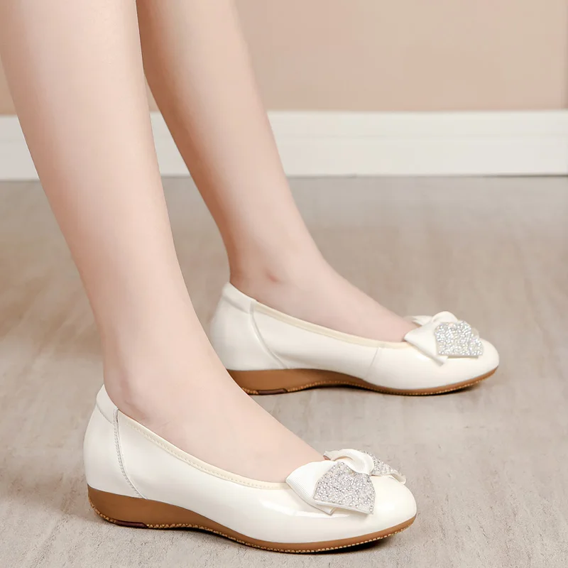 Large Size Women's Shoes 41-43 Patent Leather Comfortable Round Head Soft Sole Mother Shoes Low Heel Flat Single Shallow Mouth