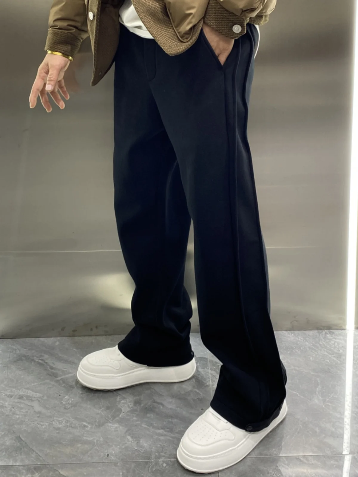 

Модные повседневные спортивные брюки, мужские свободные брюки с широкими штанинами и прямым кроем, осенне-зимняя новинка, высококачественный дизайн с элементами пэчворка