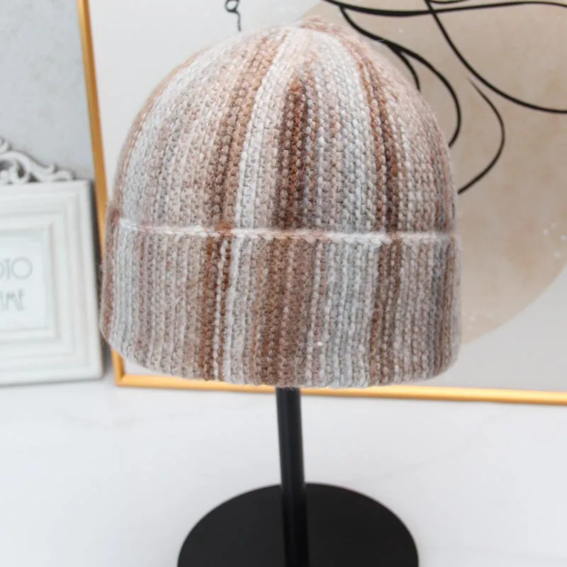 Neue Damen Herbst- und Winter-Strickmütze mit Farbverlauf und Batikmuster, Modische Outdoor-Wärmemütze mit Ohrenschutz, Gestreifte Skull-Beanie-Kappe – Detail 9