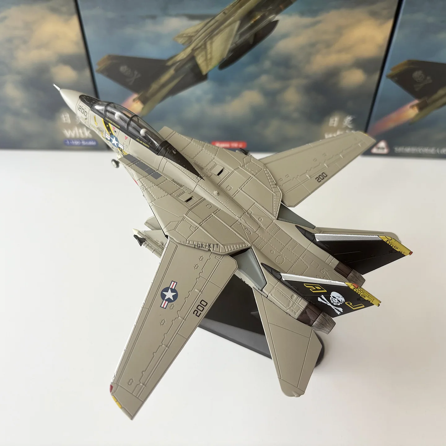 

Масштабная модель самолета F-14A Tomcat ВМС США (VF-84 Pirate Flag) в масштабе 1:100, готовая, с изменяемыми крыльями, для декора