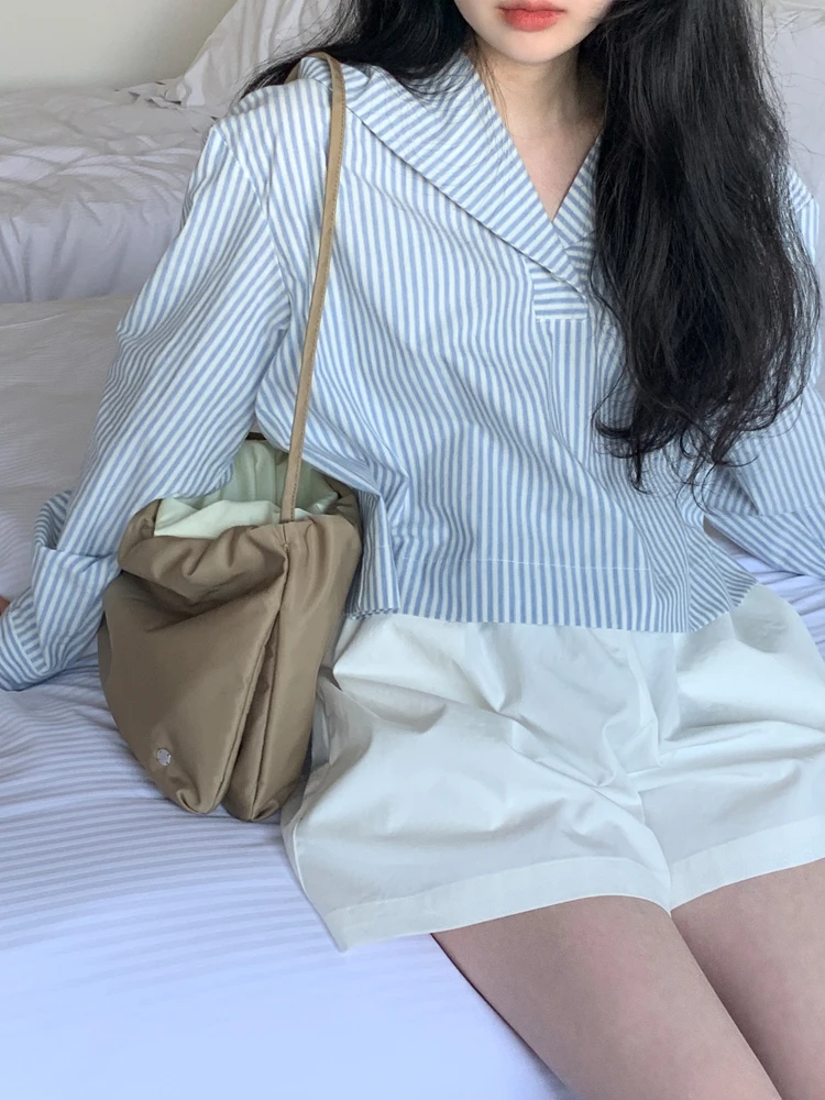 Modna, luźna, długa bluzka damska w paski, granatowy kołnierzyk, wczesna jesień, unikalny krótki top, młodzieżowy styl, do pracy, modny.