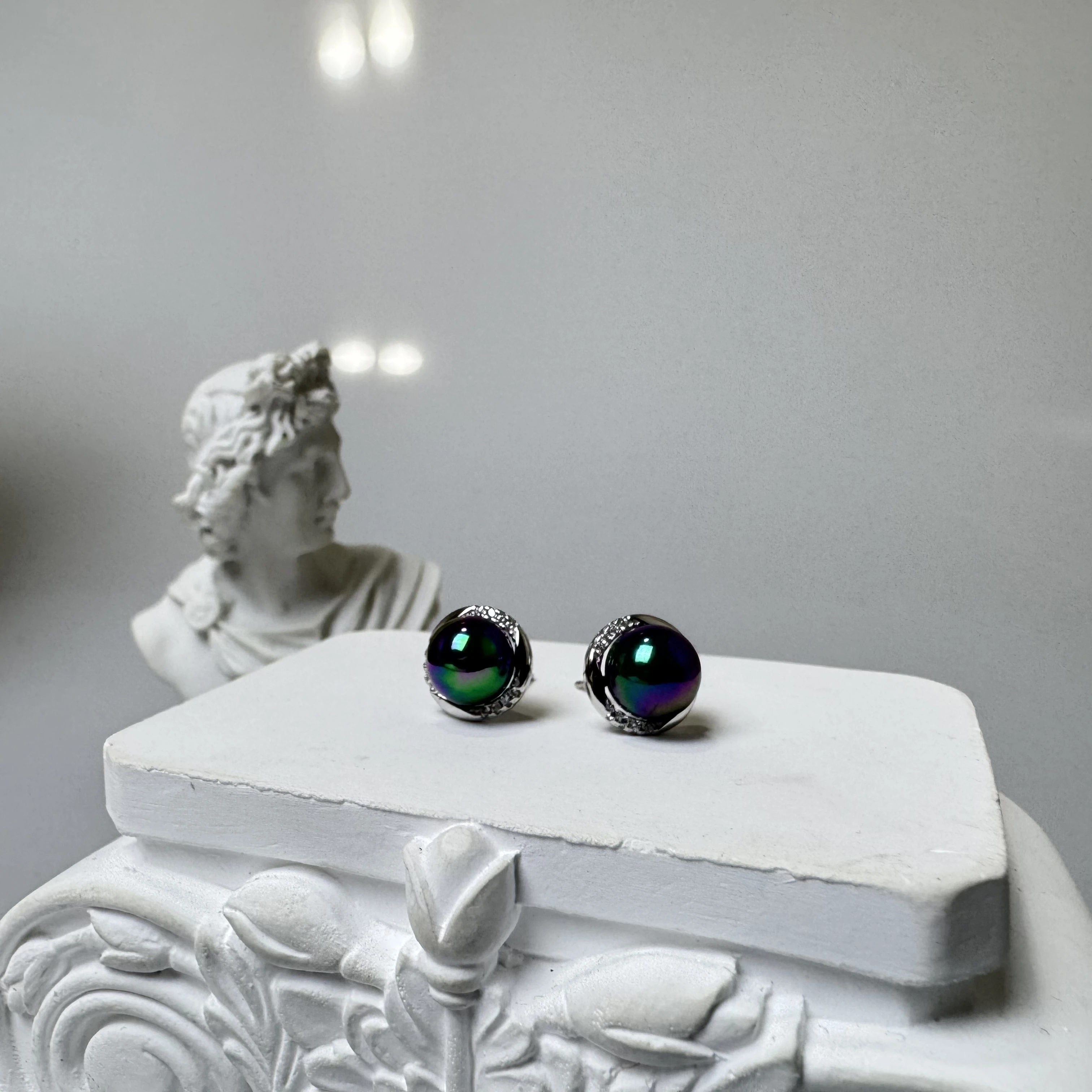 A pair of colorful shell pearls 925 silver women's earrings are fashionable and elegant for friends parents family party gifts