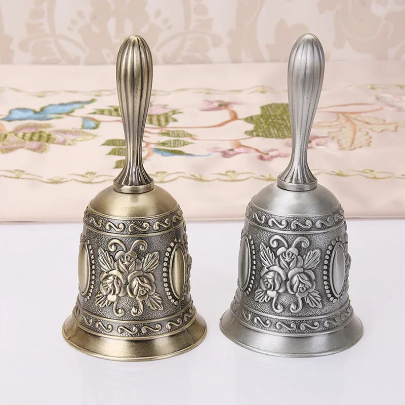 1PC Retro Metalen Tone European Style Hand Bell Craft Decoratie Alarm Bell Handicraft Christmas Bell Wind Bell Christmas Craft