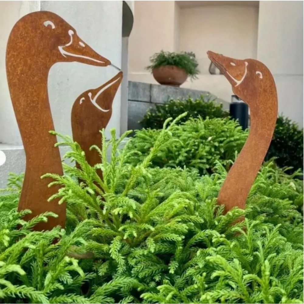 Three-piece Set of Rustic-style Metal Goose Head Ground Stakes - Vintage-style Outdoor Garden and Courtyard Decorations.