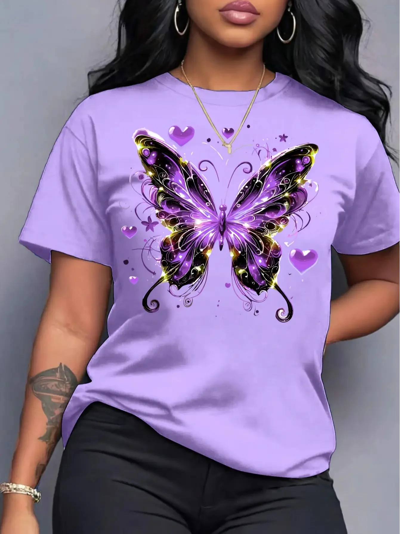 

Блестящая фиолетовая женская футболка с бабочками - модный повседневный топ с графическим принтом
