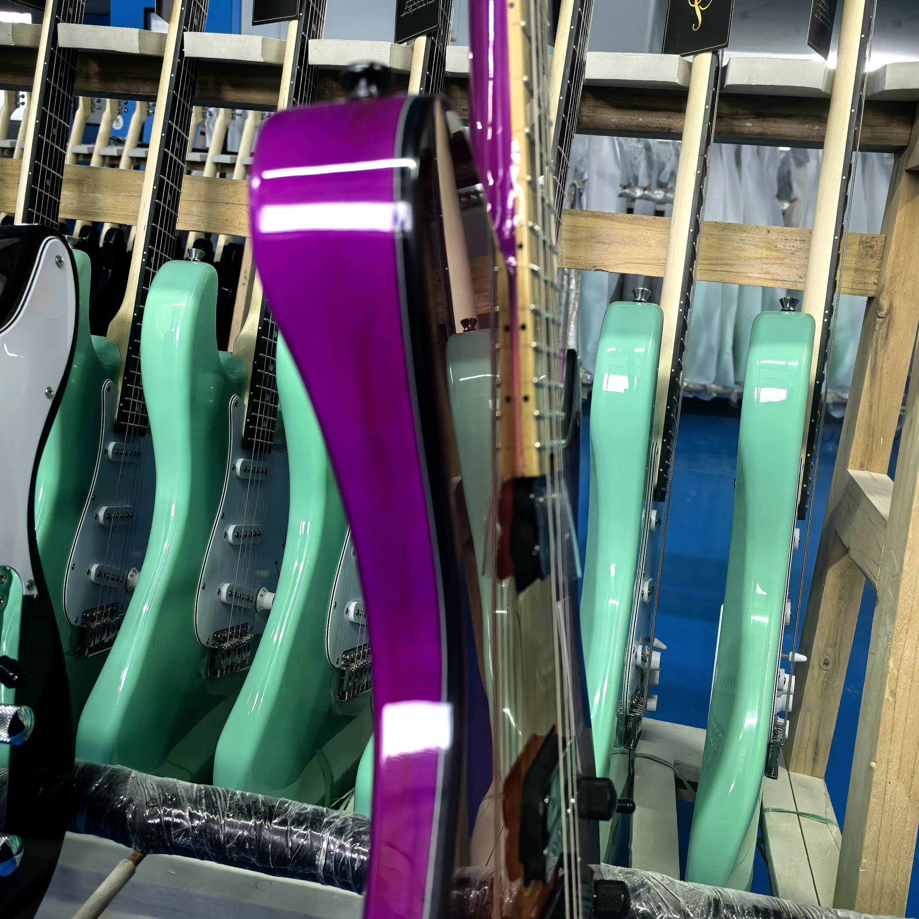 قطعة واحدة TL: جسم الماهوجني، لوحة أصابع من خشب الأبنوس، مفصل رقبة من قطعة واحدة، غراب رأس مستدير، التقاطات عالية الجودة