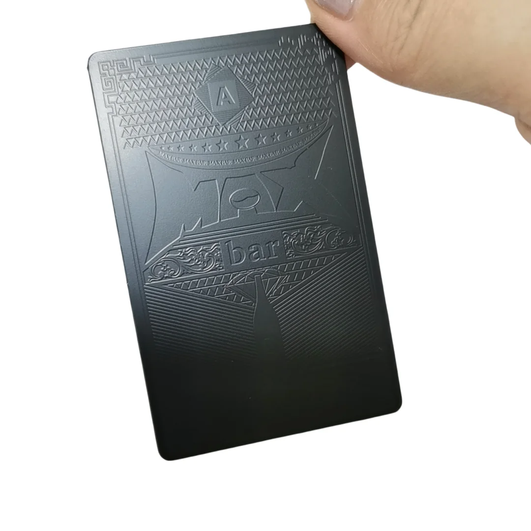 การสอบถามที่กําหนดเอง ราคาโรงงาน พื้นหลังแรเงาตารางแบบกําหนดเอง นามบัตรโลหะสีดําพร้อมข้อความสีทองแกะสลัก Vip Metal Blac