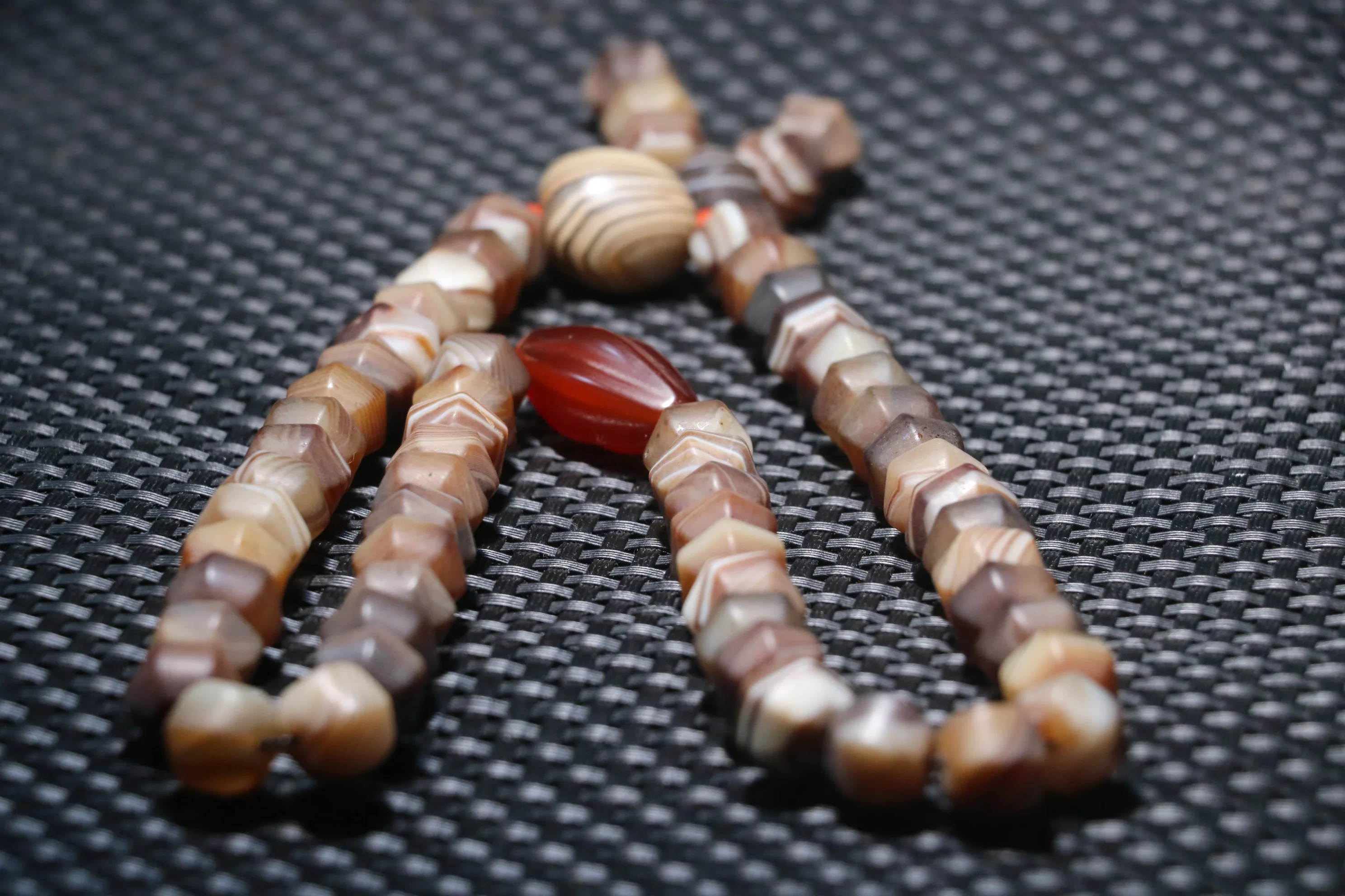 Energy Tibetan Old Agate Natural Silkworm Lines Rich dZi Bead 54 Beads Prayer Lama Neccklace For Jewelry Treasure A23