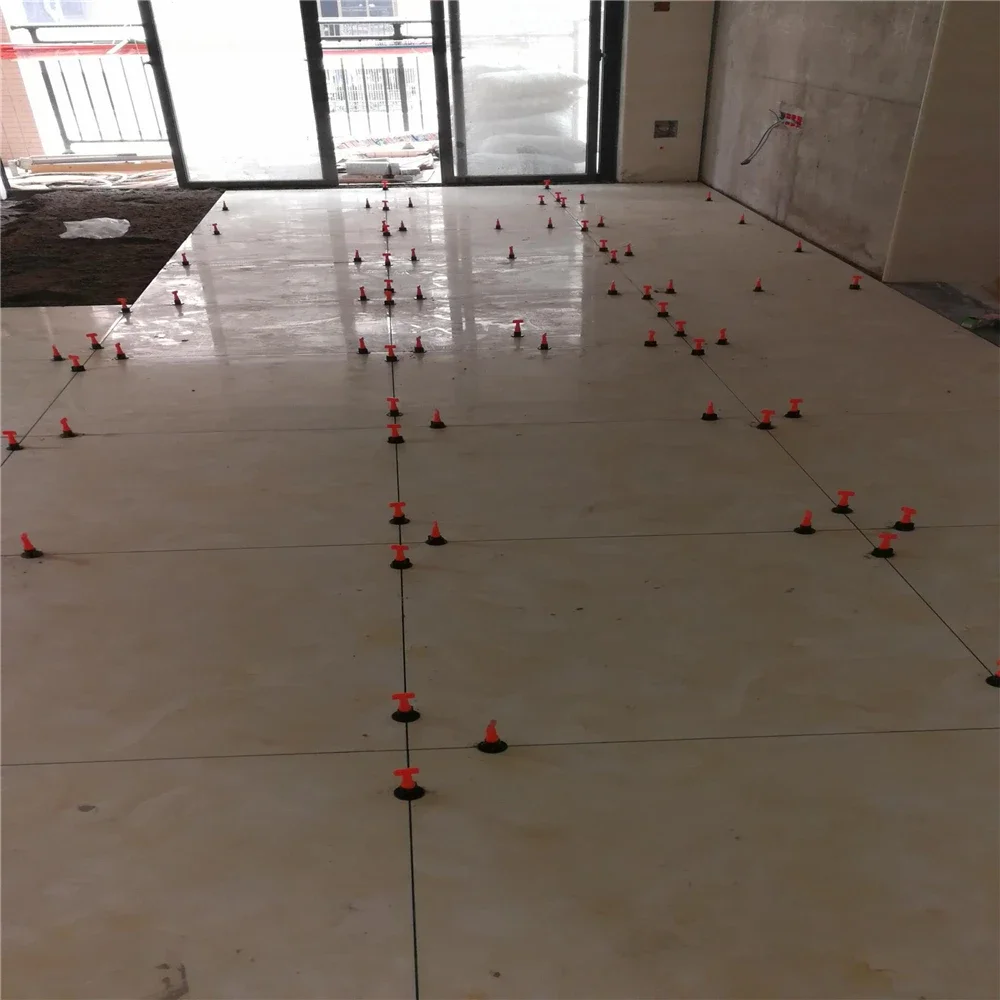 Localizzatore di clip per equalizzatore di piastrelle a forma di T apposto sul livellamento della carta con cucitura a sezione T a croce per piastrelle da pavimento