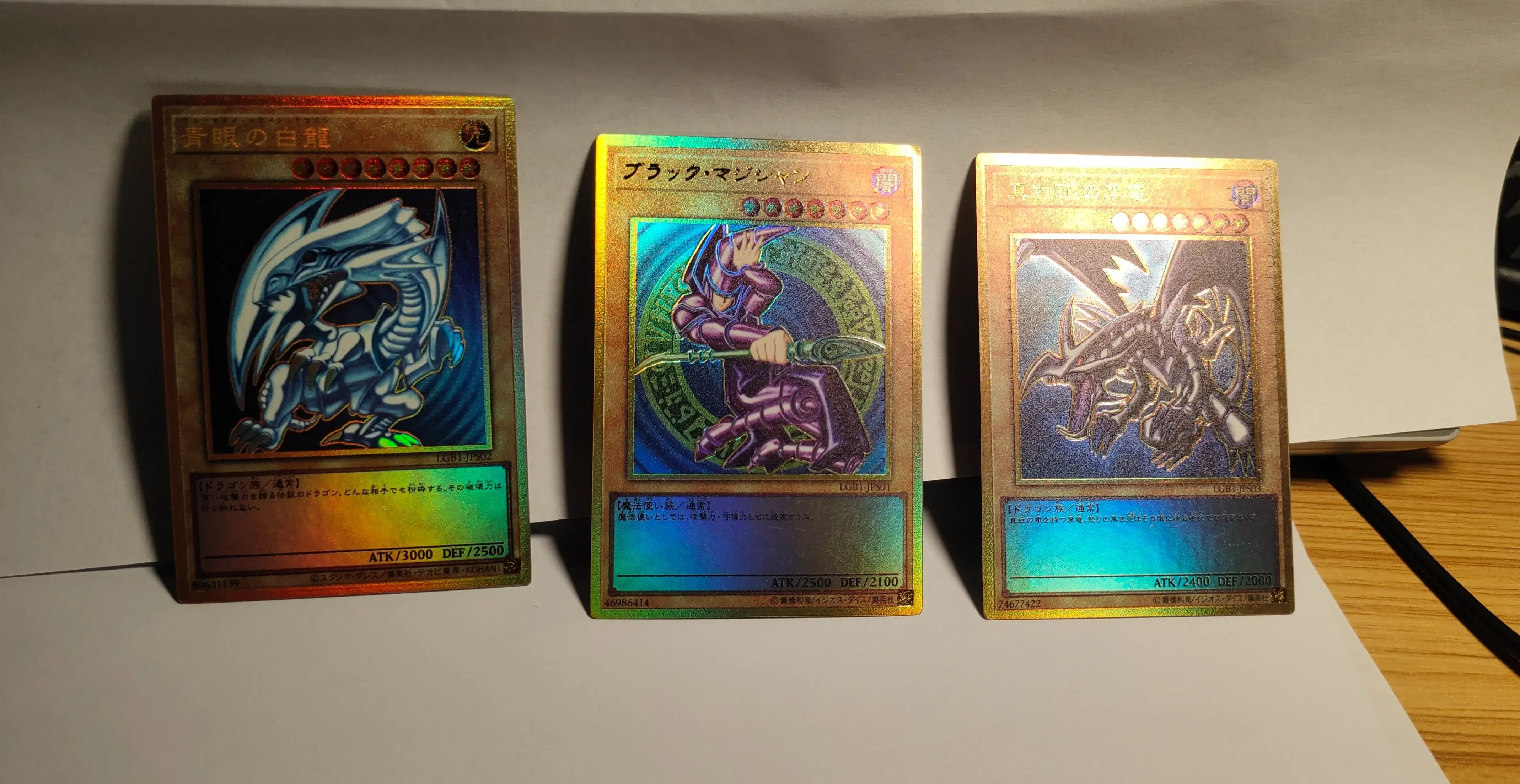 

Коллекционная карточка Yu-Gi-Oh! Premium Gold Rare LGB1-JPS01/Черный маг, Синеокий белый дракон, Красноокий черный дракон (неоригинальная)