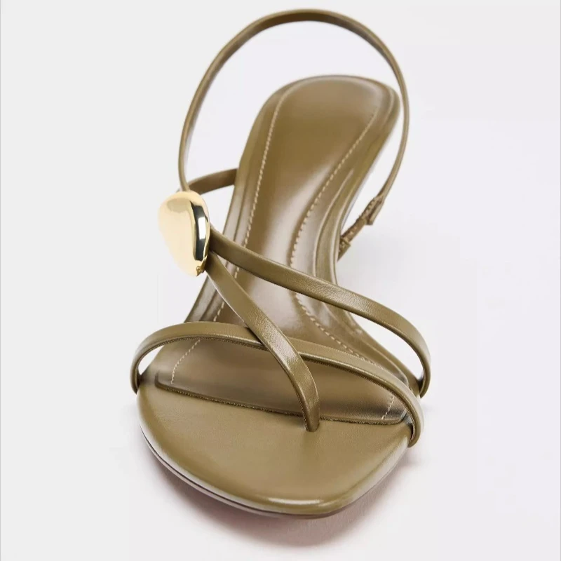 Sandalias de tacón alto de diseñador de marca adornadas con Metal de lujo, tacones cruzados a la moda para mujer, chanclas sexis de playa para verano