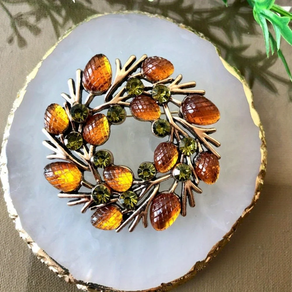 Barocke Tannenzapfen-Beerenkranz-Design-Brosche für Herren und Damen, Schmuck und Accessoires, Überraschungsgeschenk für Hochzeit, Urlaub, Party, Paare