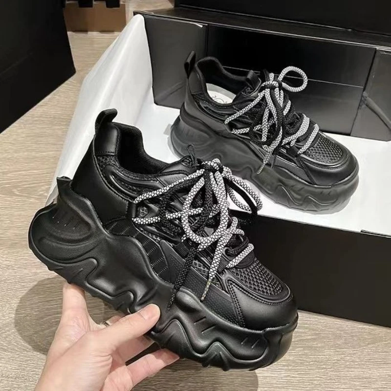 أحذية رياضية نسائية شبكية خفيفة الوزن لصيف 2025 أحذية رياضية كورية قابلة للتنفس للنساء أحذية برباط على الموضة