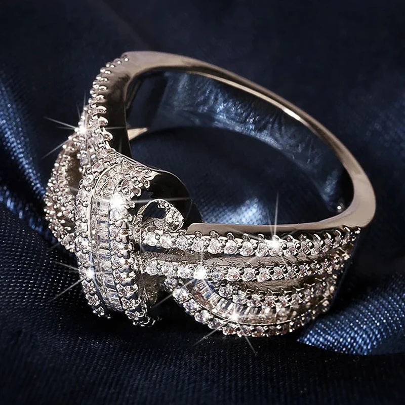 Huitan trend ige Frauen Ringe geometrische Zirkonia Luxus Silber Farbe Finger Accessoires Hochzeits feier exquisiten weiblichen Schmuck