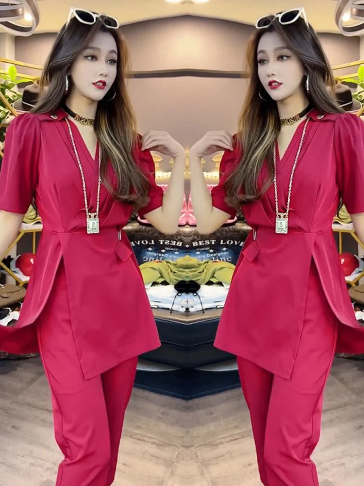 

Новая летняя коллекция: модный уличный костюм — топ с V-образным вырезом и асимметричным кроем, а также облегающие брюки длиной семь восьмых.