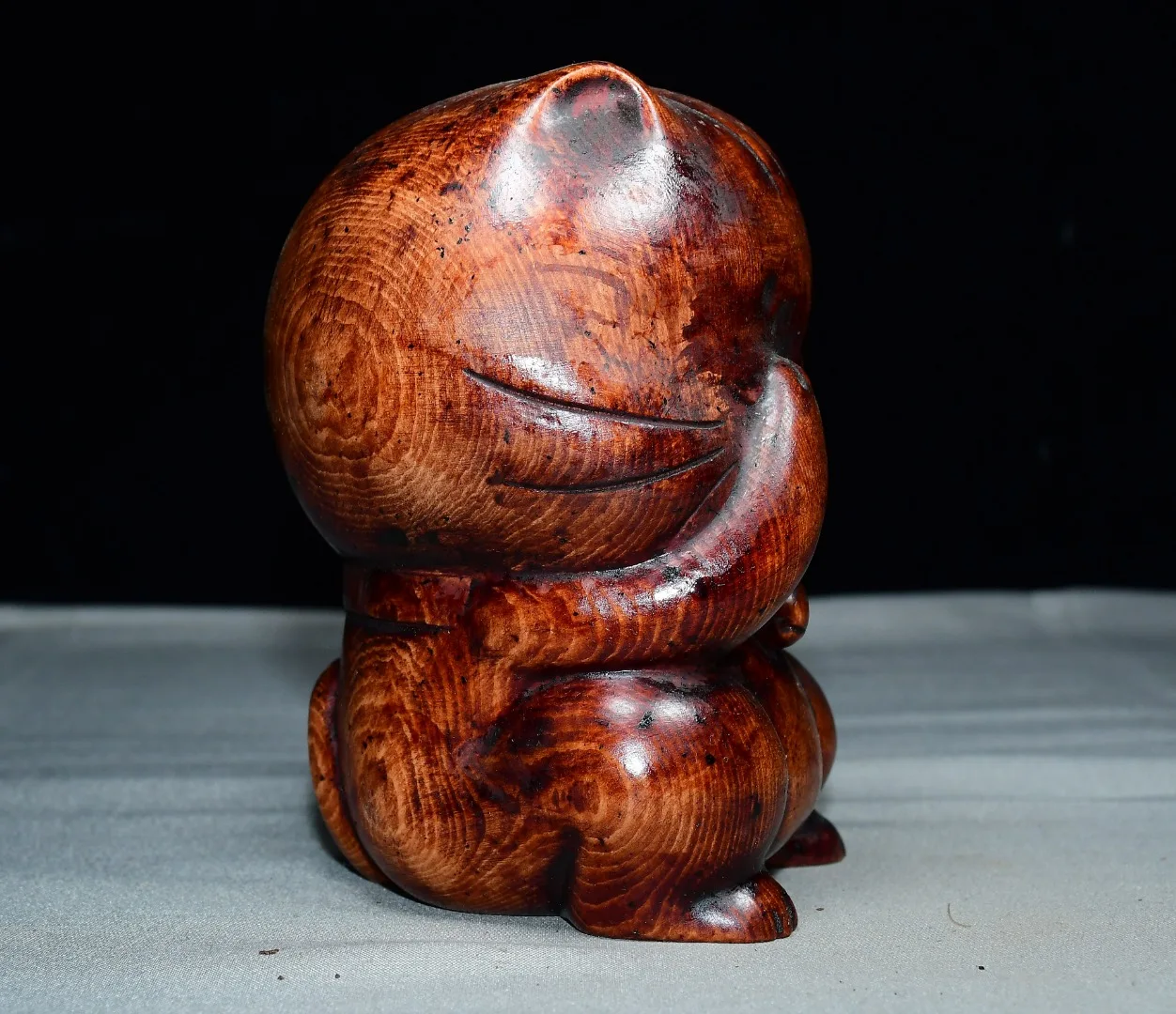 High-quality small-leaved juniper wood lucky cat figurine