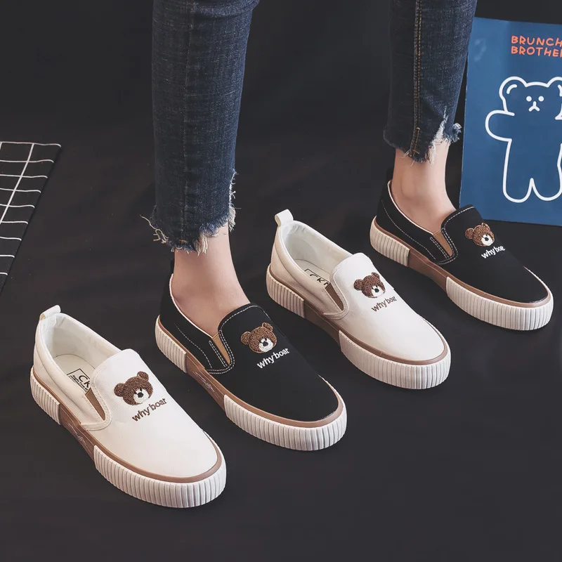 2023 donne autunno nuove scarpe di tela femminile versione coreana simpatico orso ricamo mocassini fondo piatto studente Casual bianco pigro scarpa