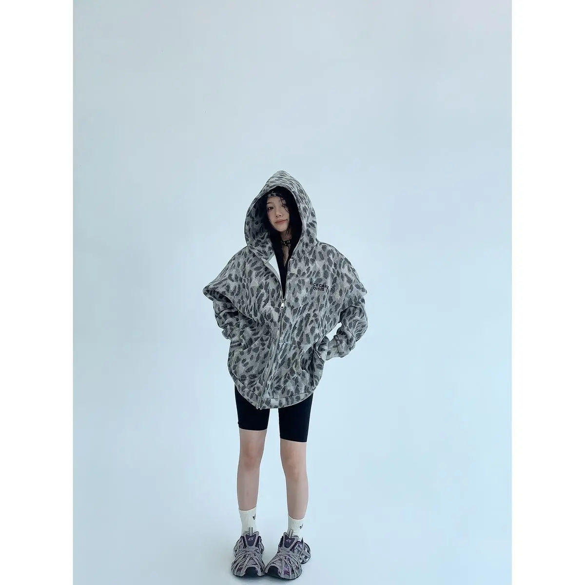 Damska kurtka z kapturem w szary wzór panterki, luźna, retro, ocieplana, w stylu niszowym, amerykańska, wytrzymała, na wiosnę i jesień 2025.