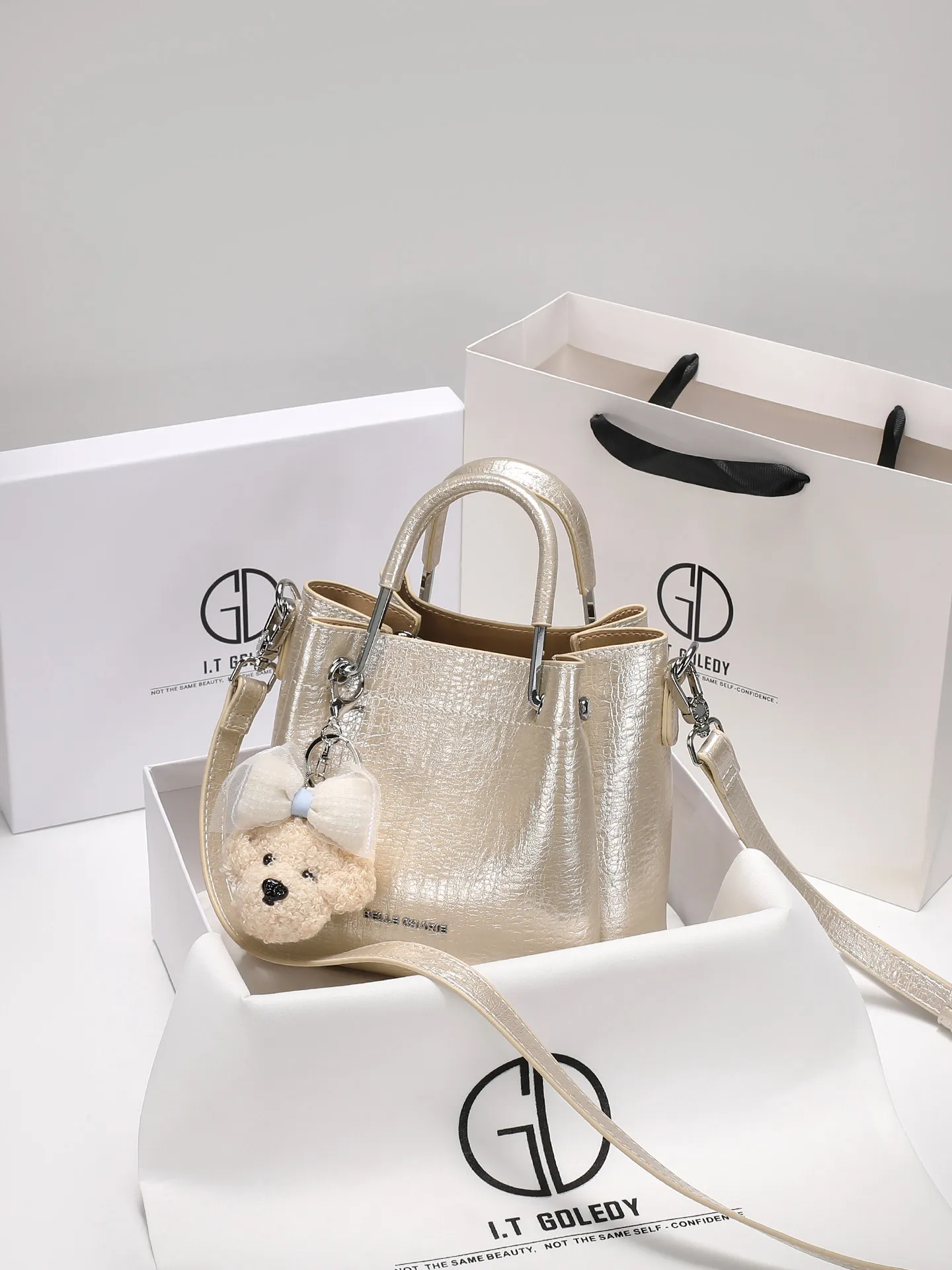 Luxury and Fashion Handheld Bucket Bag with Premium Leather and Delicate Pendant Decoration 2026 Women's Versatile Crossbody Bag