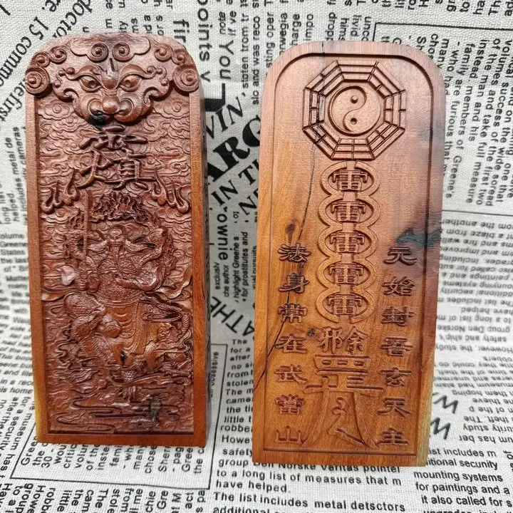 

Деревянный амулет с изображением молнии, двусторонняя резьба с изображением Императора, символика Пяти Громов, культурные принадлежности Дао.