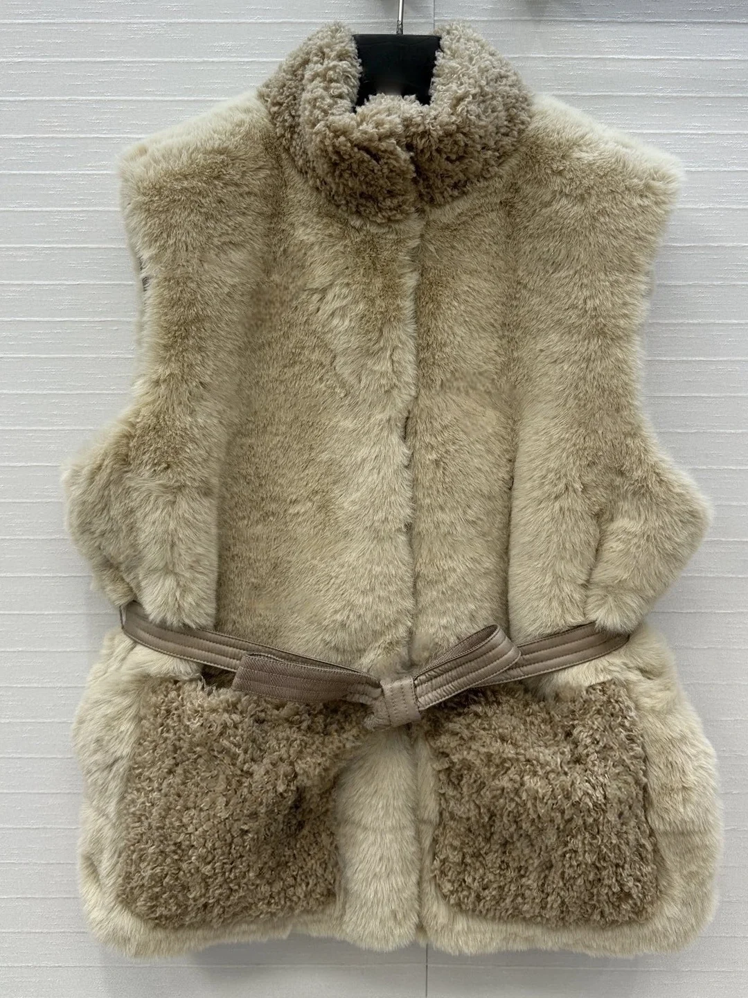 

2025 Fall New Arrival – Fur-Trimmed Down Vest with Detachable Waist Belt