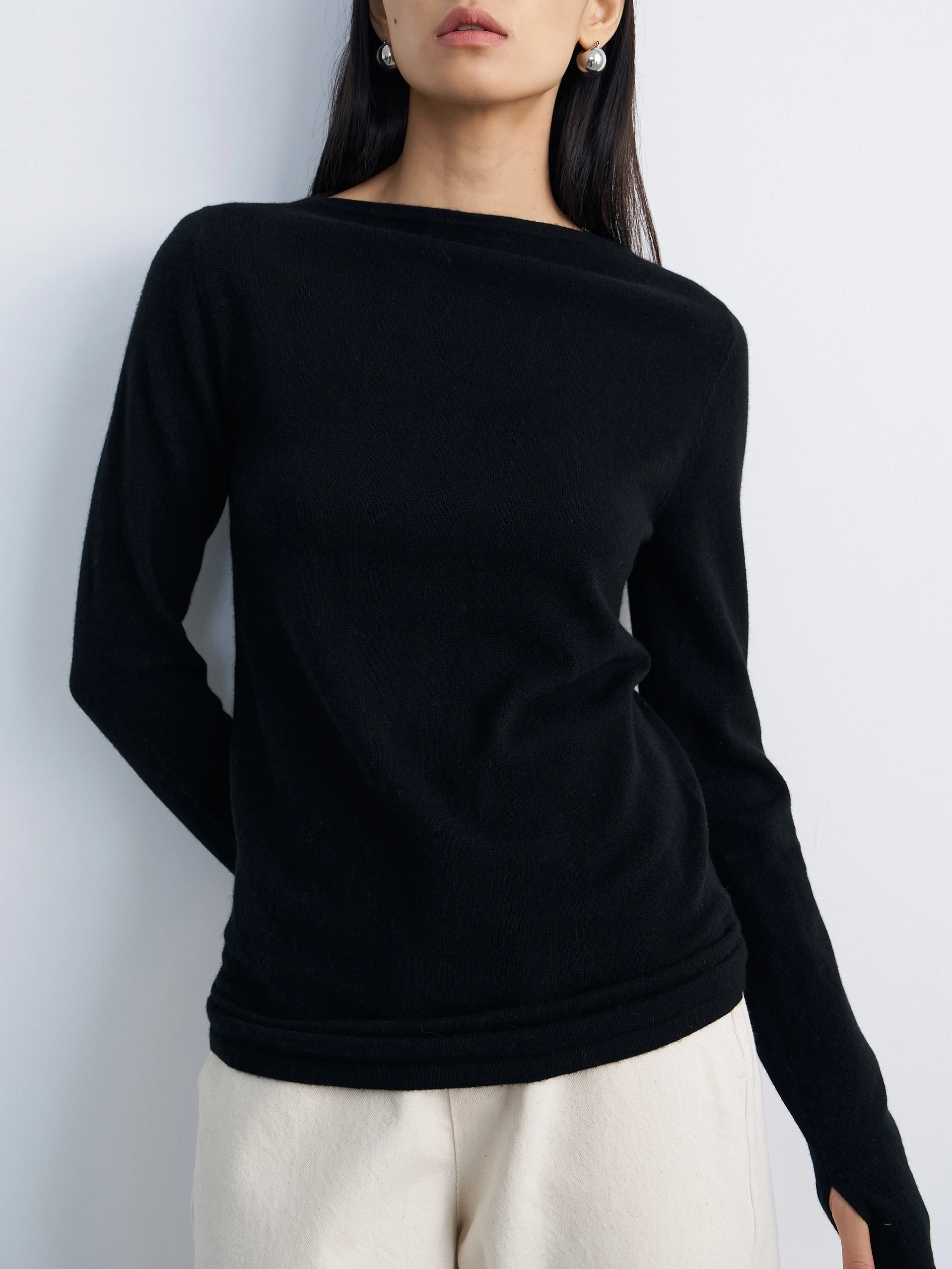 

Эффект похудения: Элегантный атласный свитер CARIGGI с одним открытым плечом, вязаный, простой, для повседневной носки, с длинным рукавом, круглым вырезом.