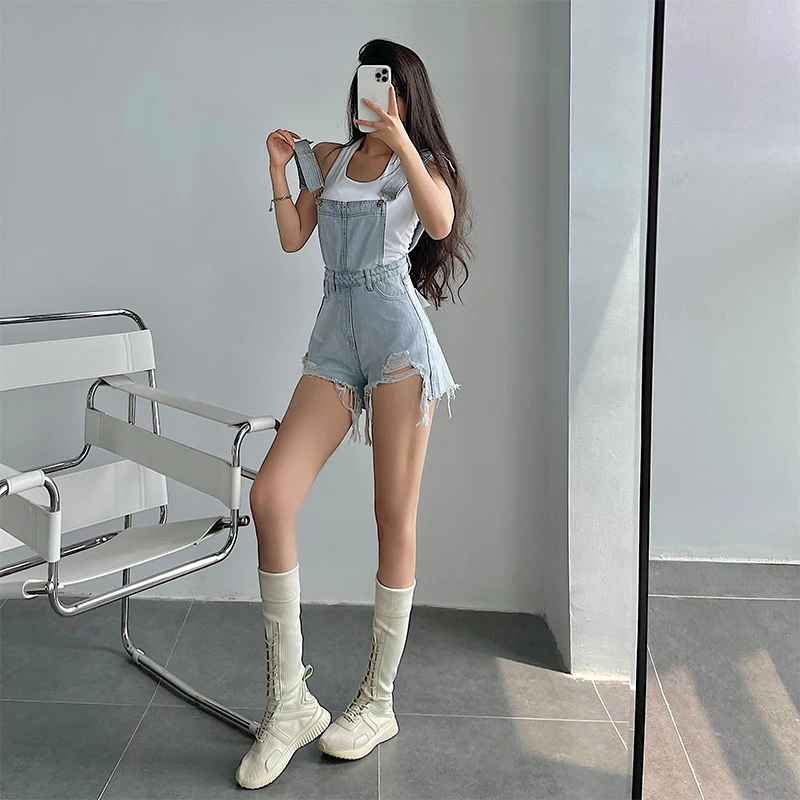 

Женские модные джинсовые шорты Spicy Girl Summer 2025: широкие, свободные, с рваными элементами и бретелями, укороченные джинсы