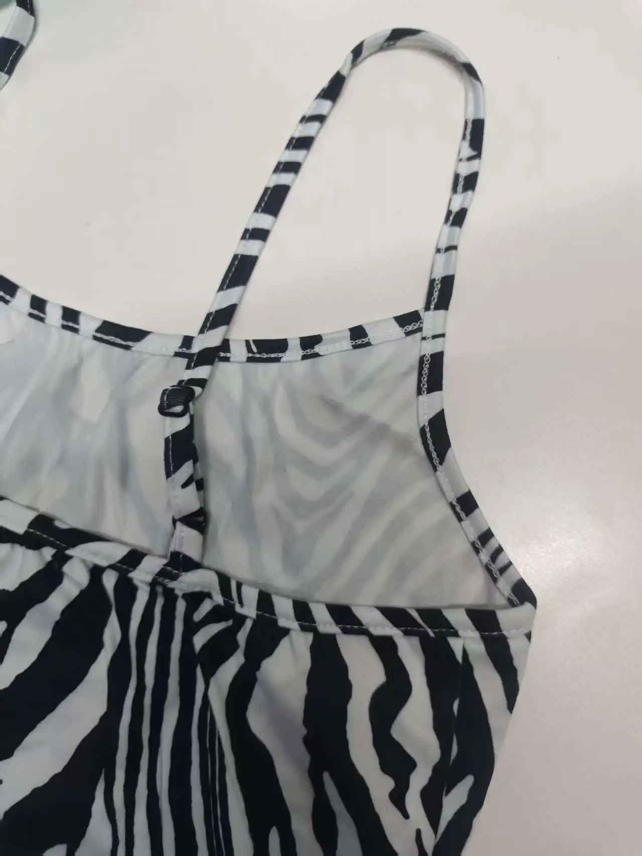 Sommerliches ärmelloses Damen-T-Shirt mit modischem Print und Trägern – vielseitiges, lässiges, atmungsaktives Sling-Top aus mikroelastischem Stoff – Detail 7